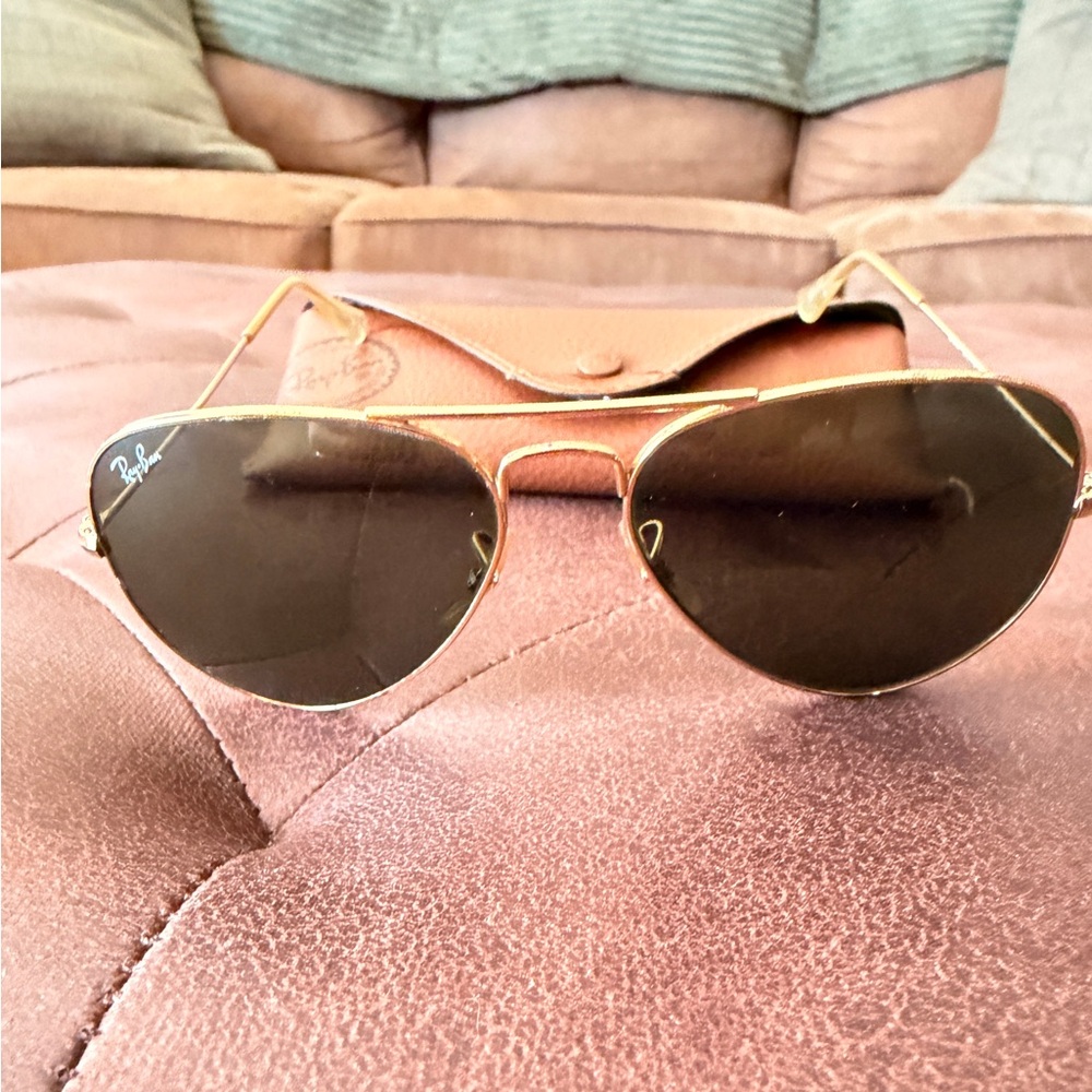 Ray-Ban Classic Gold Sunglasses with Black Lenses - Picture 2 of 3